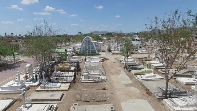 Vista a&eacute;rea sobre las tumbas del Pante&oacute;n Ya&ntilde;ez en Hermosillo, Sonora