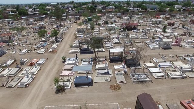 Sobre las tumbas del Pante&oacute;n Ya&ntilde;ez, un cementerio en el desierto de Sonora en Hermosillo, M&eacute;xico.