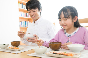 食事をする親子