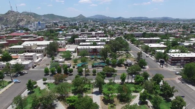 Vista a&eacute;rea sobre la Universidad de Sonora, UNISON, en Hermosillo Sonora con un cielo azul como fondo.