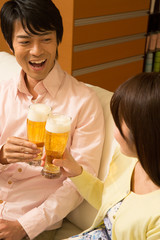 乾杯をする夫婦