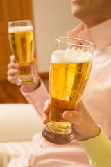 ビールを飲む夫婦