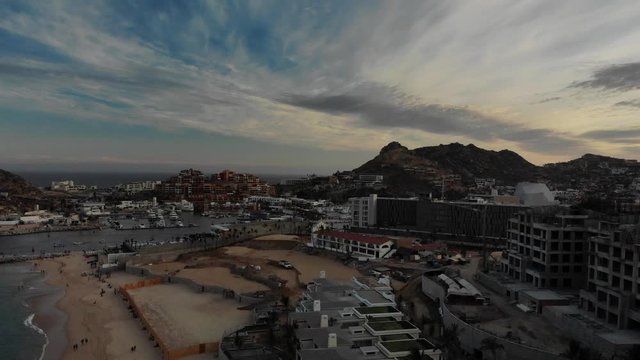 Vista a&eacute;rea de un espectacular atardecer en la Playa del M&eacute;dano en Cabo San Lucas, Baja California Sur, M&eacute;xico