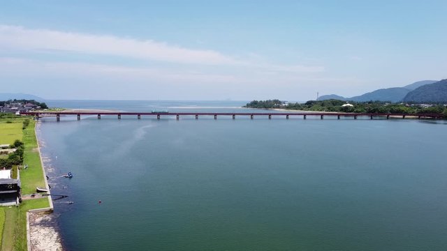 【空撮】夏の由良川橋梁と列車