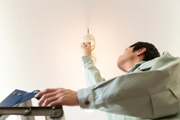 電球交換する男性作業員