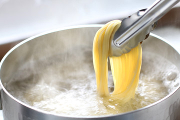 茹で上がったパスタのクローズアップ