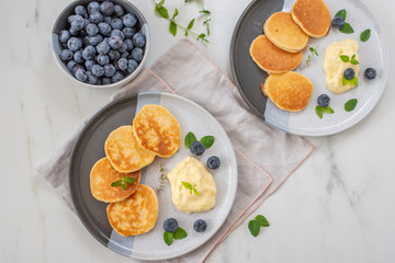 pancakes with vanilla sauce and blueberries