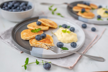 pancakes with vanilla sauce and blueberries