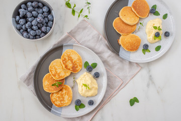 pancakes with vanilla sauce and blueberries