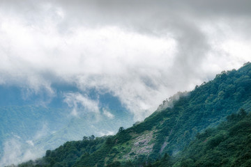 【福島県 会津】雲と霧に覆われた山岳地帯