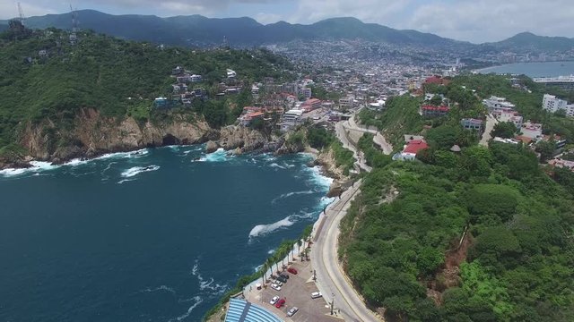 A&eacute;rea sobre el mirador Sinfon&iacute;a del Mar, en Acapulco Guerrero, con vista al acantilado de La Quebrada en un d&iacute;a muy soleado