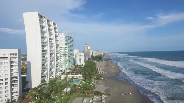 A&eacute;rea sobre la playa de Acapulco Diamante, en Guerrero, con vista a los edificios residenciales y un cielo azul como fondo