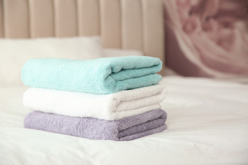 Obraz na płótnie Canvas Soft clean towels on bed at home