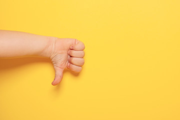 Naklejka premium Hand gestures for expressing emotions on colored surface