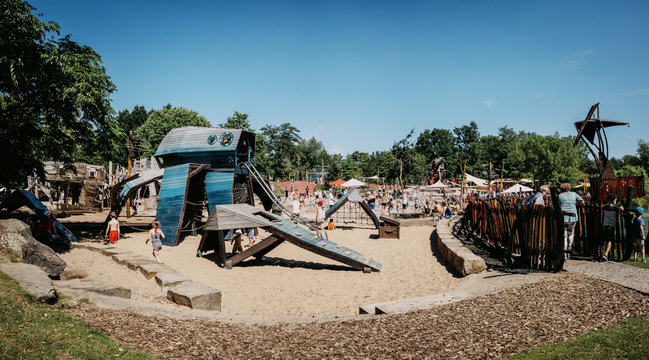 Gro&szlig;er Abenteuerspielplatz im Maxipark im Hochsommer, Hamm