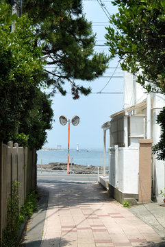 海の見える街（神奈川県三浦郡葉山町の真名瀬海岸）