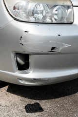 自動車の傷ついたバンパー