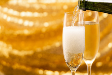 シャンパンでお祝いする