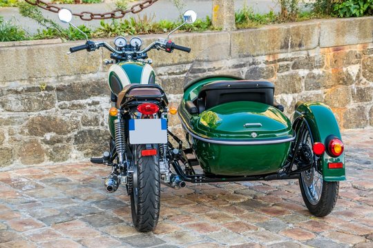 Mode de transport en side-car de couleur verte.