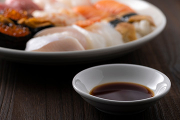 皿に盛った寿司