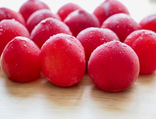 한국의 신선한 유기농 과일 자두 
