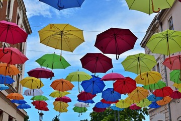 Bunte Regenschirme in Makó, Ungarn