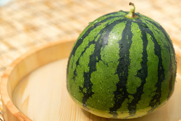 桶で冷やすスイカ