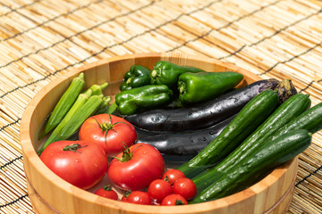 桶で冷やす夏野菜