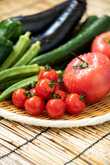 笊に盛った夏野菜