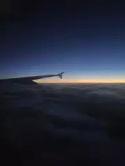 Flugzeug am Himmel bei Sonnenuntergang © Dishant