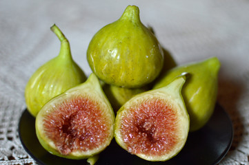 ripe raw figs at the plate close up