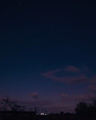 Naklejka premium night sky with clouds, night sky at village 