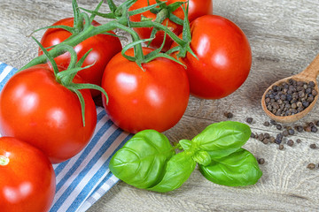 grappe de tomates et basilic sur une table