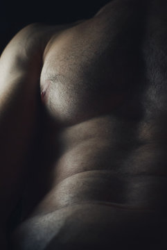 Torso desnudo de hombre.