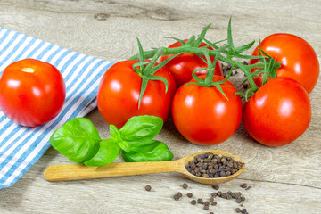 Fototapeta na wymiar grappe de tomates et basilic sur une table