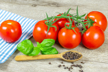 grappe de tomates et basilic sur une table