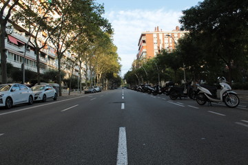 Fototapeta na wymiar Carretera y ciudad y coches