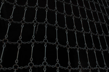 Verja de cadenas oscuras.