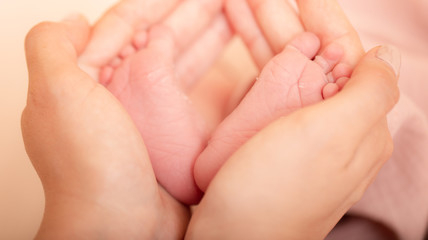Obraz na płótnie Canvas Close up picture of newborn baby feet. Sleeping newborn baby on a light blanket.