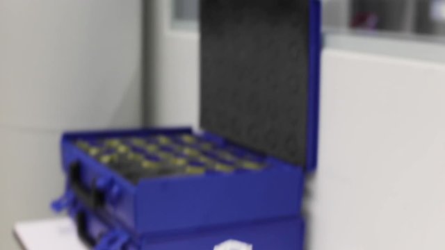 Probe wird vorbereitet f&uuml;r Magnetische Spektroskopie