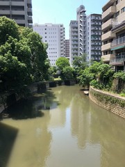 Fototapeta na wymiar 街中の川