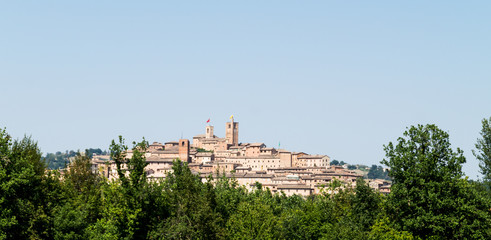 Fototapeta premium Sarnano vista lungo la via delle cascate perdute