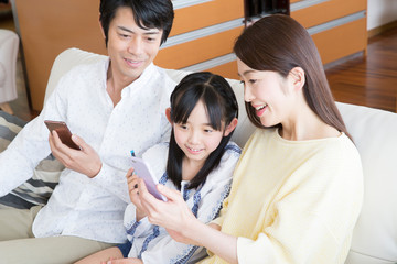 スマートフォンを見る家族