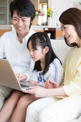 パソコンを見る家族