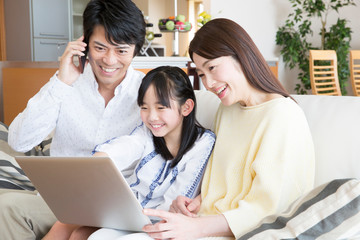 パソコンを見る家族