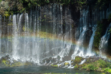 虹のかかった白糸の滝