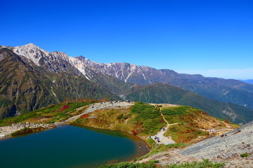 中部山岳国立公園、秋の八方池と白馬三山。長野、日本。10月上旬。