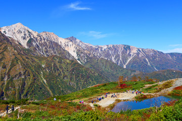 中部山岳国立公園、秋の八方池と白馬三山。長野、日本。10月上旬。
