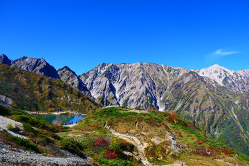 Fototapeta premium 中部山岳国立公園、秋の八方池と白馬三山。長野、日本。10月上旬。