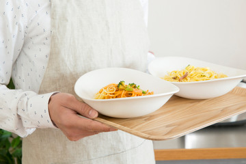料理を運ぶ男性
